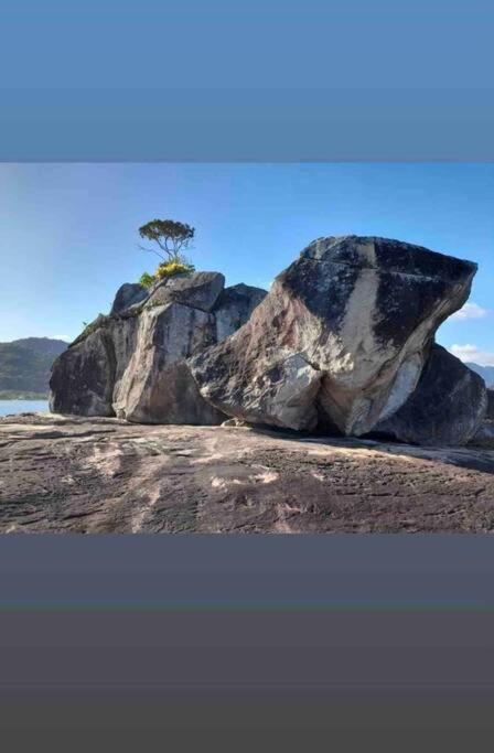 Linda Casa, Pe Na Areia Na Praia Da Fortaleza Ubatuba