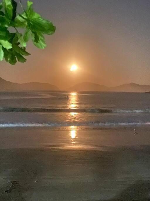 Linda Casa, Pe Na Areia Na Praia Da Fortaleza Ubatuba
