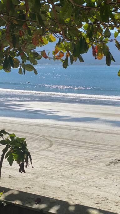 Linda Casa, Pe Na Areia Na Praia Da Fortaleza Ubatuba